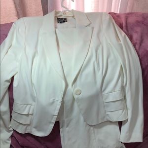 Winter white pants suit. Never worn!